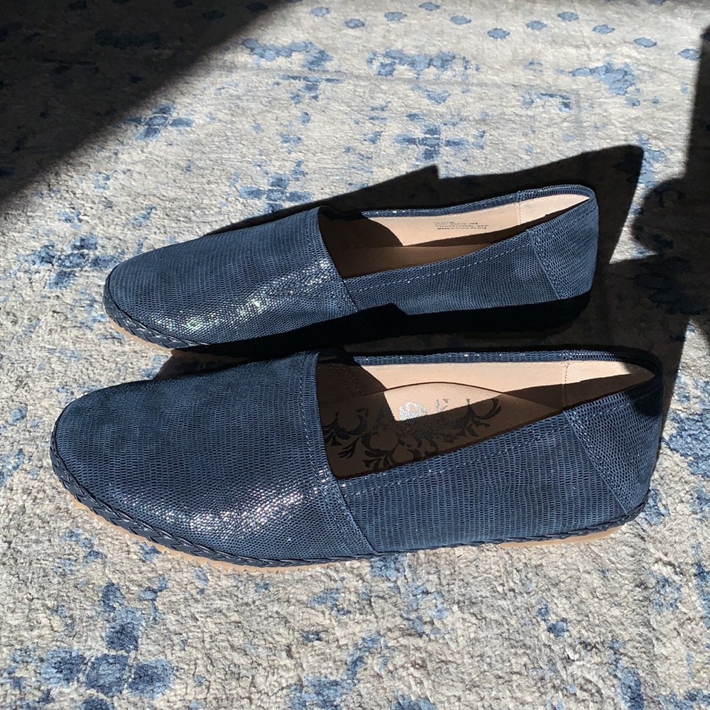 Aetrex navy loafers.  Size 10. Like new! - Picture 4 of 10